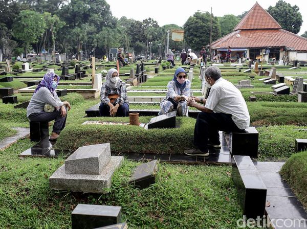 Kembali Dibuka, TPU Tanah Kusir Didatangi Peziarah