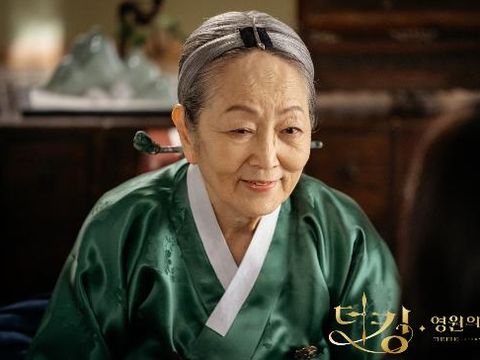 Kim Young Ok, debut pada tahun 1957 dan sampai sekarang masih diberi kepercayaan membintangi berbagai judul drama dan film hingga ia dijuluki sebagai Nenek Nasional / foto: instagram.com/sbsdrama.official