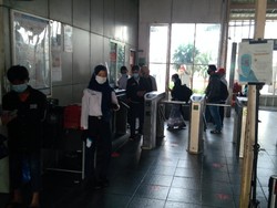 Suasana Stasiun Manggarai di Hari Pertama Kerja Usai Lebaran