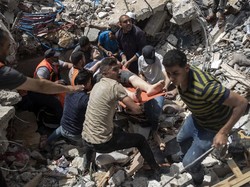Suasana Pilu Saat Evakuasi Korban Agresi Israel di Reruntuhan Gedung