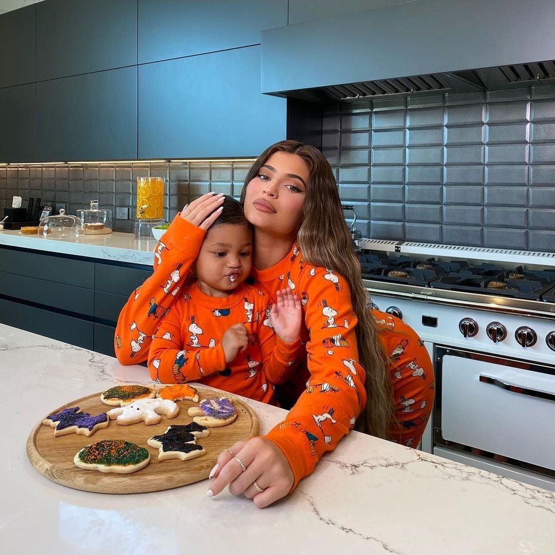 Kylie dan Stormi sepertinya sering memanggang kue bersama. Tentu dengan outfit yang tetap senada. (Foto: instagram.com/kyliejenner)