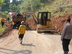 Tebing Longsor, Akses Cianjur-Sindangbarang Lumpuh