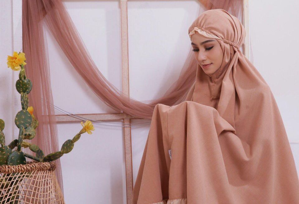 Tentu akan sangat tidak nyaman jika mukena, sebagai pakaian untuk beribadah, berada dalam kondisi yang tidak baik. Penggunaannya yang sesekali kerap membuat banyak orang tidak terlalu memikirkan perawatan yang tepat untuk mukena ini.