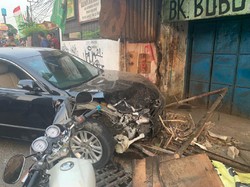 Mobil Sedan Tabrak Motor dan Warung di Bekasi, 8 Orang Jadi Korban
