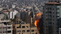 Momen Kantor Berita AP dan Al Jazeera Hancur Dirudal Israel