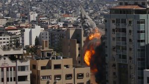 Momen Kantor Berita AP dan Al Jazeera Hancur Dirudal Israel