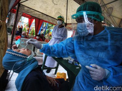 Momen Pemudik Tes Antigen di Terminal Kalideres