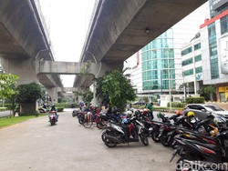 12 Portal S Berdiri di Trotoar Kuningan, Pemotor Masih Masuk Median Jalan