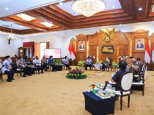 Khofifah Minta Sekolah Bentuk Satgas COVID untuk Pembelajaran Tatap Muka Khofifah Minta Sekolah Bentuk Satgas COVID untuk Pembelajaran Tatap Muka