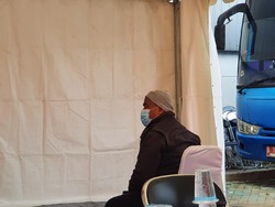 Reaktif COVID, 1 Pemudik di Pos Penyekatan Bekasi Langsung Dijemput Ambulans