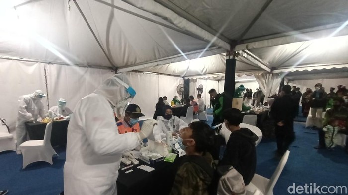 Pemudik jalani tes swab antigen