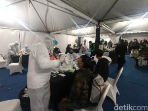 Arus Balik, Ratusan Pemudik Jalani Tes Swab Antigen di Pos Balonggandu