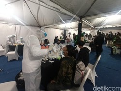 Arus Balik, Ratusan Pemudik Jalani Tes Swab Antigen di Pos Balonggandu