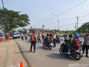Pemudik Terjaring Penyekatan Arus Balik di Bekasi, Langsung Dites COVID Pemudik Terjaring Penyekatan Arus Balik di Bekasi, Langsung Dites COVID