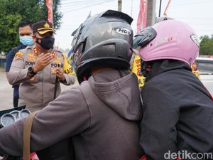 Aksi Lucu Pemudik Saat Terjaring Penyekatan Arus Balik di Mojokerto
