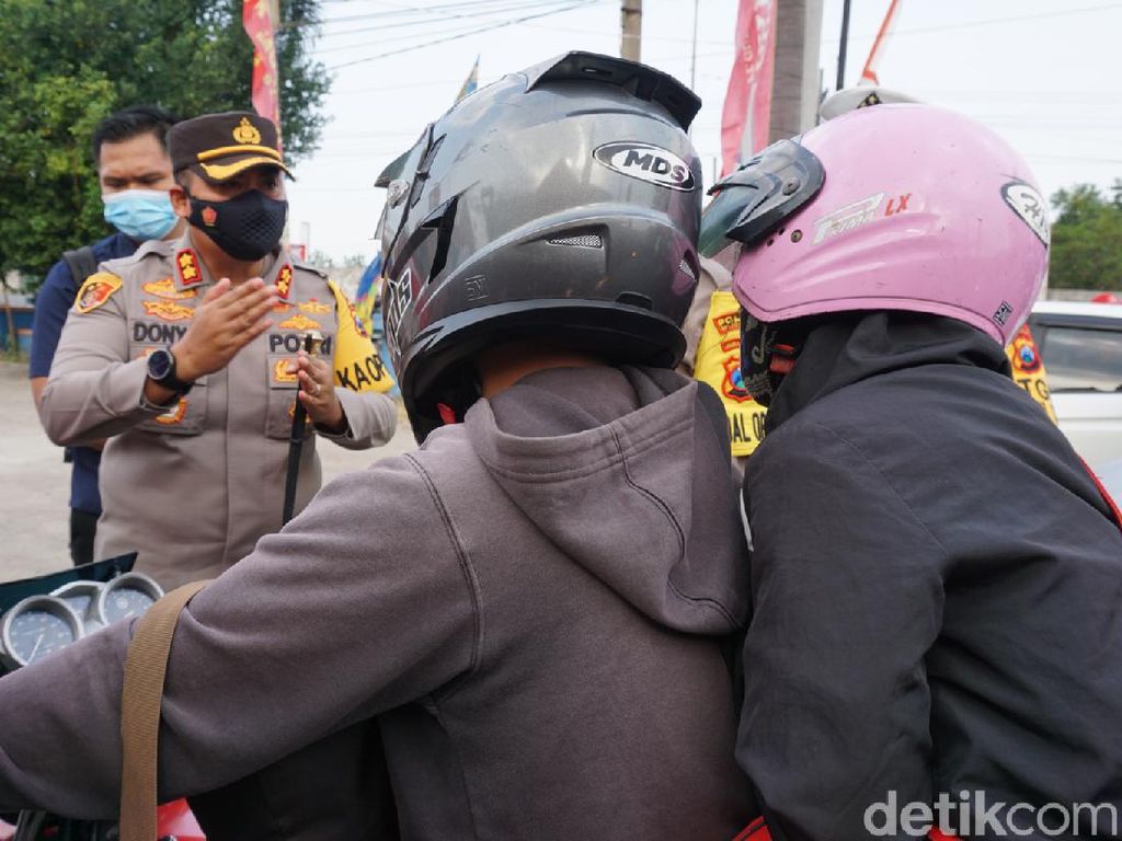 Aksi Lucu Pemudik Saat Terjaring Penyekatan Arus Balik di Mojokerto Aksi Lucu Pemudik Saat Terjaring Penyekatan Arus Balik di Mojokerto