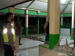 Massa Rusak Balai Desa Ngimbang di Tuban Gegara Kasus Perselingkuhan