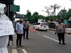 Hiii...! Ada Pocong di Tangsel, Ingatkan Pemudik yang Balik untuk Tes Swab