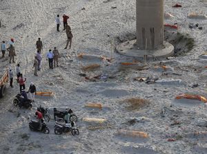 Foto: Tumpukan Jenazah COVID-19 di Sungai Gangga yang Hebohkan Warga India