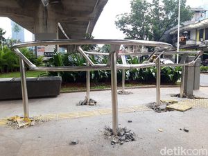 Sudah 12 Portal S Terpasang di Trotoar Jl Satrio Kuningan Jaksel