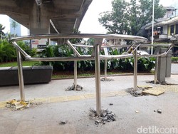 Sudah 12 Portal S Terpasang di Trotoar Jl Satrio Kuningan Jaksel