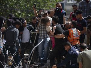Terluka Akibat Serangan Israel, Ratusan Warga Gaza Dievakuasi ke Mesir