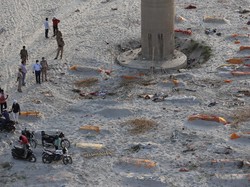 Kala Sungai Tersuci di India Penuh dengan Jenazah Korban COVID-19