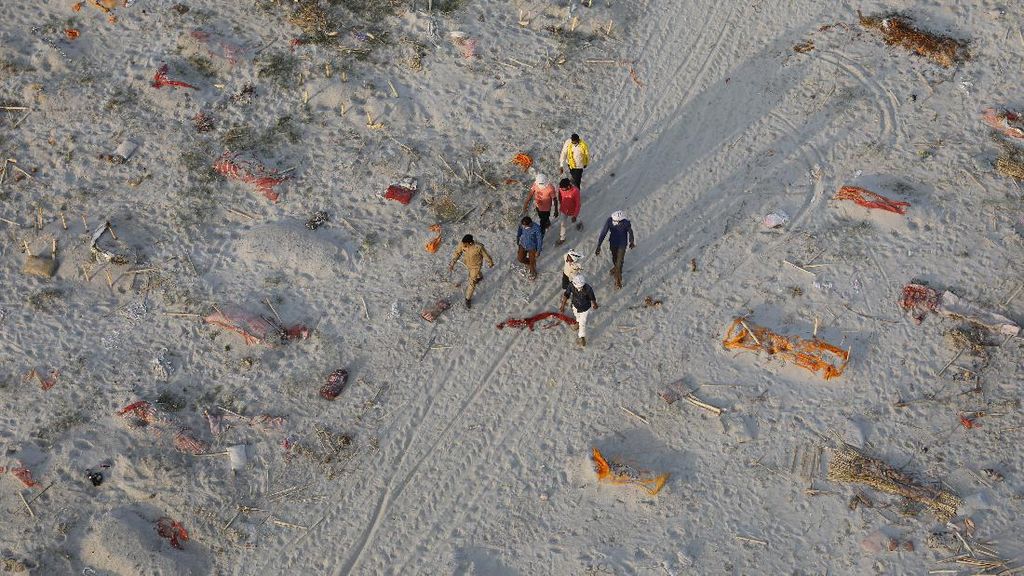 Potret Ratusan Mayat Terkubur di Tepi Sungai Gangga Potret Ratusan Mayat Terkubur di Tepi Sungai Gangga