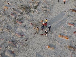 Ratusan Mayat Kembali Ditemukan di Sungai Gangga India, dari Mana?