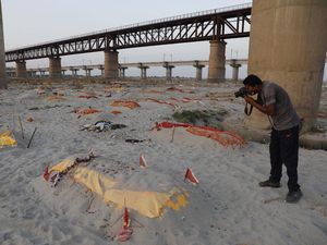 Kala Ratusan Mayat Bermunculan Lagi di Sungai Gangga India Kala Ratusan Mayat Bermunculan Lagi di Sungai Gangga India