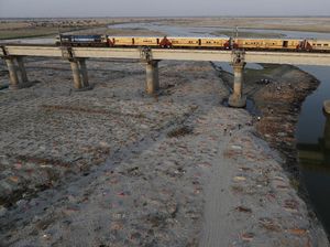 Potret Ratusan Mayat di Sungai Gangga Bak Kuburan Massal
