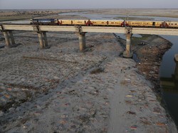 Ratusan Kuburan Korban Corona di Gangga, Sungai Paling Disucikan di India