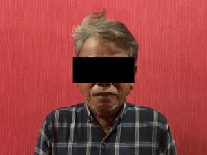 Jejak Kelam Pria di Kepri: Dulu Hina Luhut, Kini Caci Maki Jokowi Jejak Kelam Pria di Kepri: Dulu Hina Luhut, Kini Caci Maki Jokowi