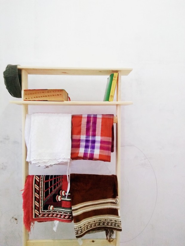 Rak mukena/ Sumber: Carousel.com Tidak hanya itu, kamu juga perlu memperhatikan betul teknik penyimpanan mukena yang tepat. Kmu dapat menghindari mukena berjamur dengan menyipannya dalam udara yang baik.