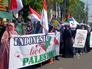 Umat Islam Menggelar Aksi Bela Palestina di DPRD Jatim