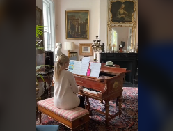 Viral Remaja Tunjukkan Rumah Rp 244 M yang Dibeli dari Kartu Kredit Ayah