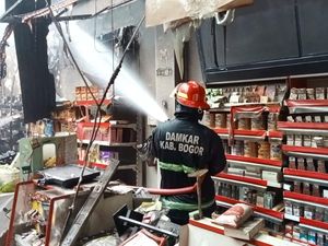 Diduga Korsleting Listrik, Minimarket di Bogor Terbakar