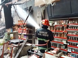 Diduga Korsleting Listrik, Minimarket di Bogor Terbakar