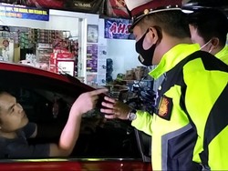 Tak Terima Diperiksa KTP, Pria di Kuningan Marahi Petugas Pos Penyekatan