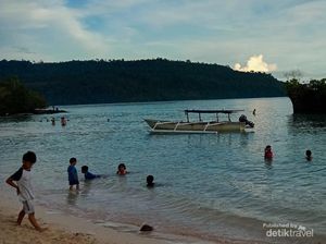Pantai Bambarano, Si Cantik yang Populer Saat Lebaran
