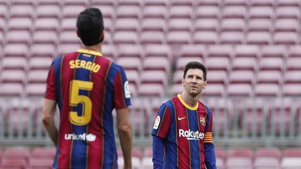 SOCCER-SPAIN-FCB-CLV/REPORT Soccer Football - La Liga Santander - FC Barcelona v Celta Vigo - Camp Nou, Barcelona, Spain - May 16, 2021 Barcelona's Lionel Messi looks dejected after Celta Vigo's Santi Mina scored their first goal REUTERS/Albert Gea