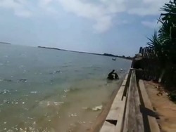 Viral Pemotor Nyemplung Pantai Jepara, Ceritanya Kok Malah Bikin Heran