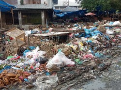 Sampah Menggunung di Pasar Glugur Labuhanbatu Gegara TPA Overload