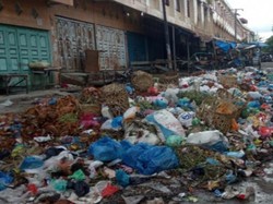 Pedagang-Pembeli Keluhkan Sampah yang Menggunung di Pasar Glugur Sumut