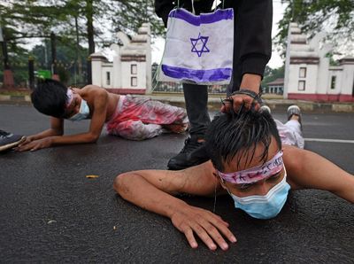 Aksi Teatrikal Kecam Kebrutalan Israel Menyerang Palestina