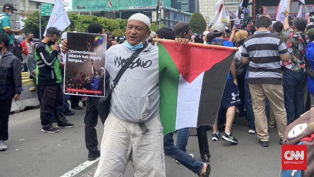 Massa buruh menyambangi kantor perwakilan PBB di Jakarta menuntutkemerdekaan Palestina, Selasa (18/5).