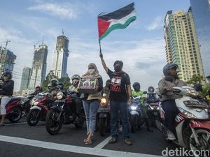 Aksi Galang Dana Untuk Palestina di Lampu Merah