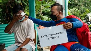 Aksi Superman Keliling Kampung Ingatkan Pemudik Tes Antigen