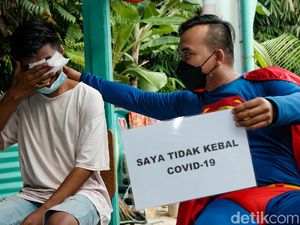 Aksi Superman Keliling Kampung Ingatkan Pemudik Tes Antigen Aksi Superman Keliling Kampung Ingatkan Pemudik Tes Antigen