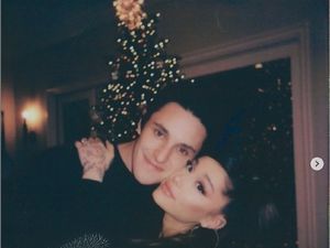 Ariana Grande dan Dalton Gomez Resmi Cerai Ariana Grande dan Dalton Gomez Resmi Cerai